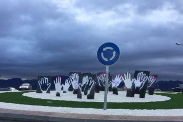 El Ayuntamiento condena los actos vandálicos contra la glorieta a Miguel Ángel Blanco con pintadas sobre el 8M