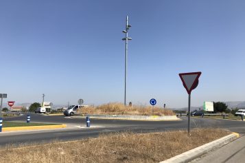 Alhendín sanciona a la Diputación por tener “dejada y expuesta a un riesgo de incendio” una glorieta que conecta el municipio con Las Gabias