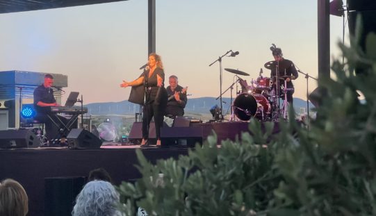Tamara Jerez conquista al público en la clausura de Alhendín Suena