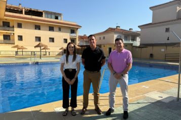 Alhendín estrena la temporada de su piscina municipal y premia el esfuerzo de los estudiantes
