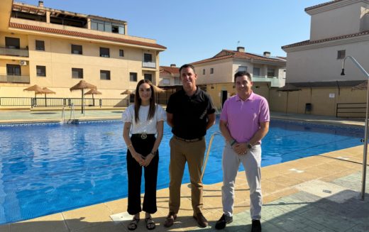 Alhendín estrena la temporada de su piscina municipal y premia el esfuerzo de los estudiantes