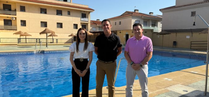 Alhendín estrena la temporada de su piscina municipal y premia el esfuerzo de los estudiantes