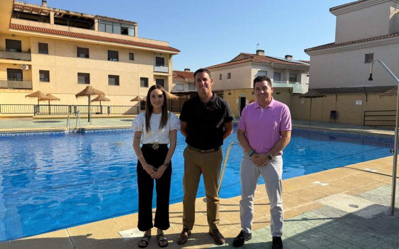 Alhendín estrena la temporada de su piscina municipal y premia el esfuerzo de los estudiantes