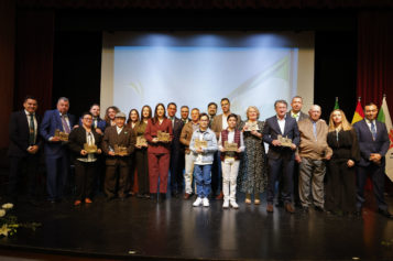 Alhendín reconoce a vecinos, colectivos y empresas destacadas por su labor con motivo del 28F