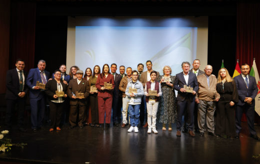 Alhendín reconoce a vecinos, colectivos y empresas destacadas por su labor con motivo del 28F