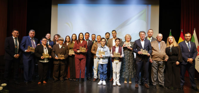 Alhendín reconoce a vecinos, colectivos y empresas destacadas por su labor con motivo del 28F