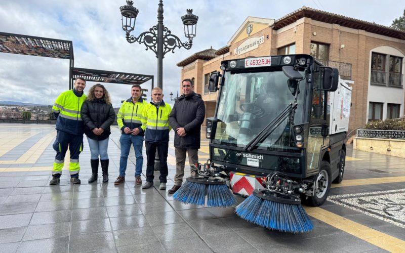 Alhendín incorpora una nueva barredora para optimizar la limpieza urbana