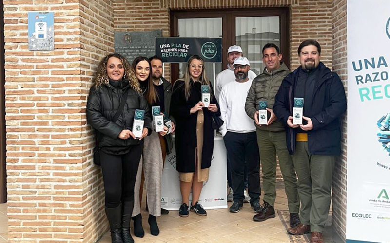 Alhendín fomenta la campaña para reciclar pilas y que ninguna termine donde no debe