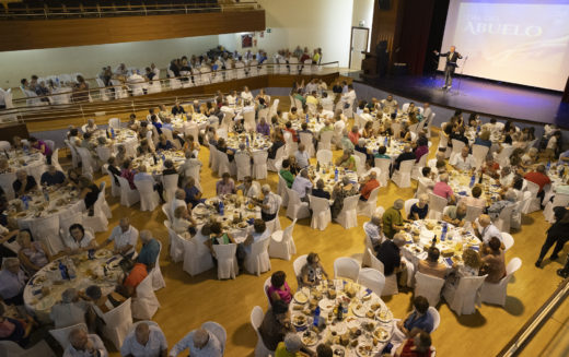 Más de 300 mayores de Alhendín participan en la tradicional cena por el Día del Abuelo