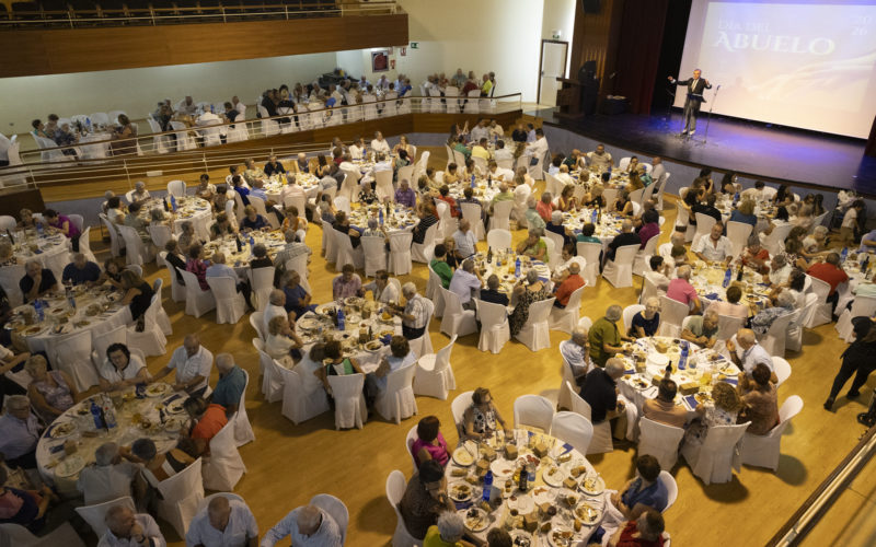 Más de 300 mayores de Alhendín participan en la tradicional cena por el Día del Abuelo