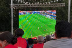 <strong>Alhendín organiza una fiesta y reparte banderas para animar a España en la final del Mundial</strong>