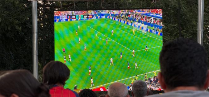 <strong>Alhendín organiza una fiesta y reparte banderas para animar a España en la final del Mundial</strong>
