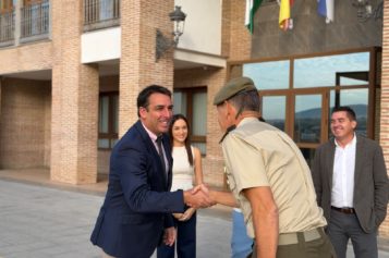 Recibimiento en el Ayuntamiento de Alhendín al subdelegado de Defensa en Granada