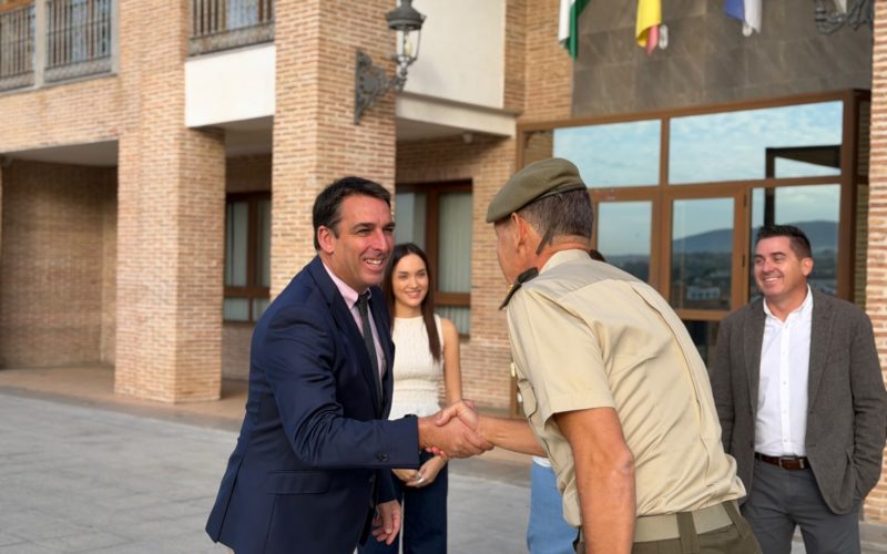 Recibimiento en el Ayuntamiento de Alhendín al subdelegado de Defensa en Granada
